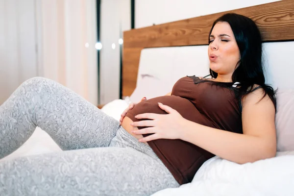 Pijnlijke Uitdrukking Zwangere Vrouw Gezicht Terwijl Rusten Bed — Stockfoto