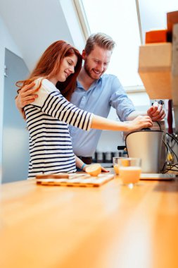 Karı koca mutfakta portakal suyu yapım