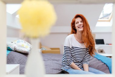 Gülümseyen güzel bir kızıl kadın portresi