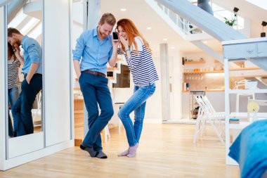 Güzel çift gorgeously daire poz ve bağ tasarlanmış