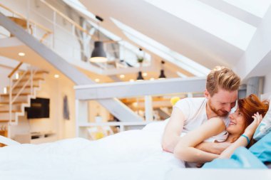 Güzel çift romantik ve yatakta tutkulu olmak