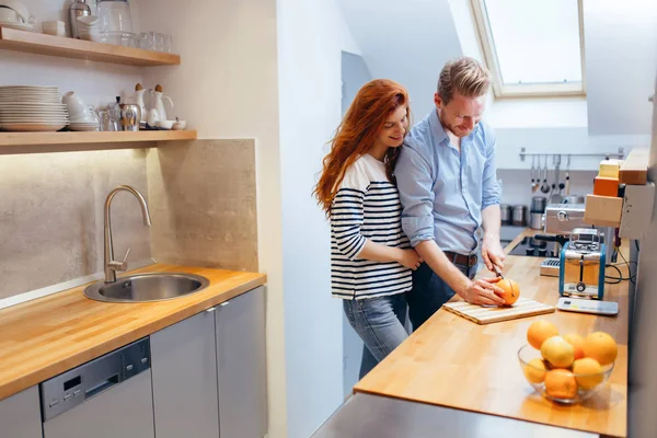 Glückliches Paar Macht Bio Saft Der Küche Und Lächelt — Stockfoto