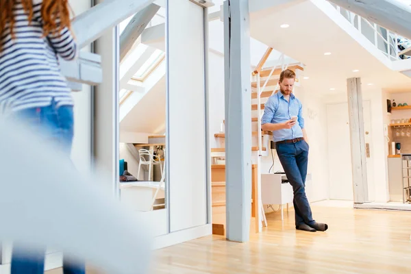 Stilig Verksamhet Hemma Håller Telefonen Och Ringer Kollega Efter Jobbet — Stockfoto