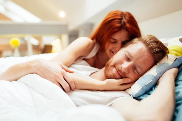 Schönes Paar Romantisch Und Leidenschaftlich Bett — Stockfoto