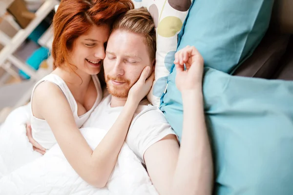 Schönes Verliebtes Paar Wacht Bett Auf Und Lächelt — Stockfoto