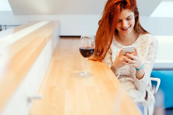 Çekici Kadın Şarap Içme Telefon Kullanma — Stok fotoğraf