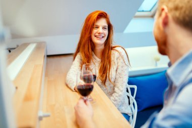 Evde şarap içme ve gelişigüzel konuşurken aşık güzel Çift