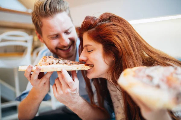 Para Podziału Pizza Jedzenie Razem Szczęśliwie — Zdjęcie stockowe