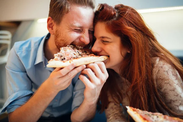 Pár Megosztása Pizza Eszik Együtt Boldogan — Stock Fotó