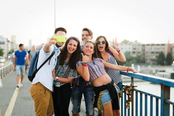 Heureux Jeunes Amis Prenant Selfie Groupe Dans Rue — Photo