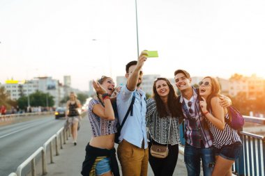 Grup selfie sokakta alarak mutlu genç arkadaşlar