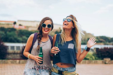 Gülen ve having fun açık havada mutlu arkadaşlar