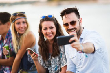 Grup genç mutlu arkadaşlar eğlenmeye zaman dışında