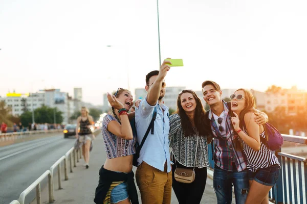 Glada Unga Vänner Tar Gruppen Selfie Gatan — Stockfoto