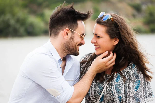 Mladý Atraktivní Šťastný Pár Romantické Rande Řeky — Stock fotografie