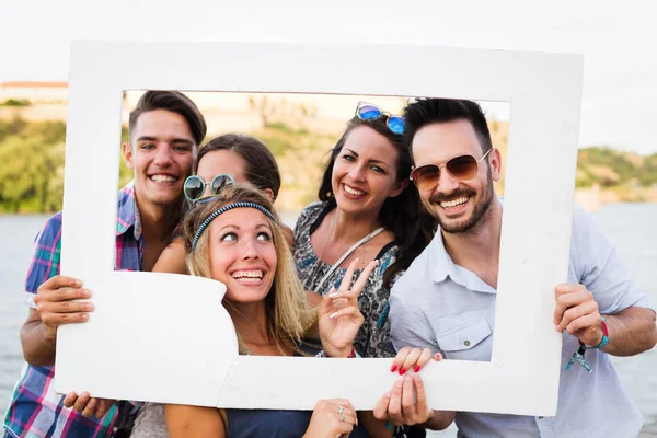 Grupp Unga Glada Vänner Att Kul Tid Utanför — Stockfoto