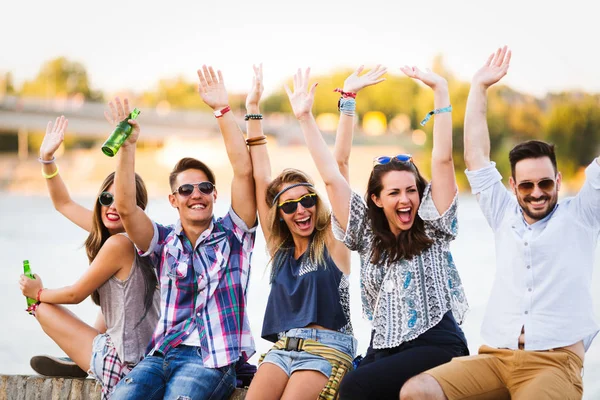 Grup Tineri Prieteni Fericiți Care Distrează Afară — Fotografie, imagine de stoc