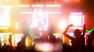 Parti insanları dans Müzik Festivali resmi