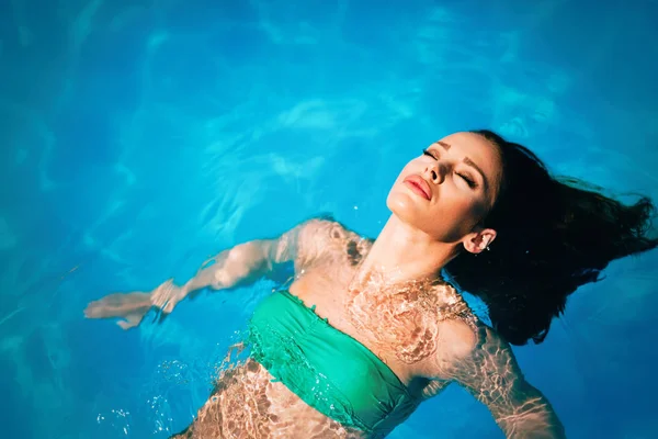Наслаждайся Летом Женщина Отдыхает Бассейне Красивая Женщина Плавающая Воде Бассейне — стоковое фото