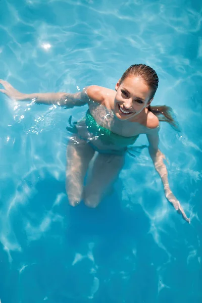 Krásná Bruneta Plavání Relaxaci Bazénu — Stock fotografie