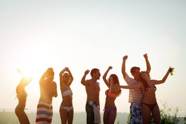 Bir grup insan yaz beach partide dans