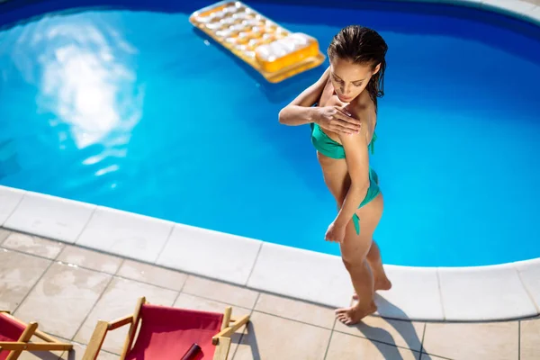 Mujer Tomando Sol Piscina Durante Verano —  Fotos de Stock