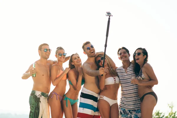 水着で Selfies を取って元気な若者のグループ — ストック写真