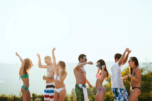 Grupo Jovens Felizes Curtindo Pôr Sol Dança Verão — Fotografia de Stock