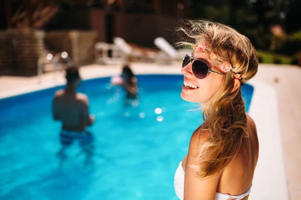 Krásná Blonďatá Žena Užívat Léto Bazénu — Stock fotografie