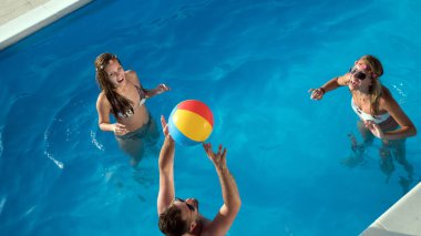 Mutlu gençler yaz havuz keyfi