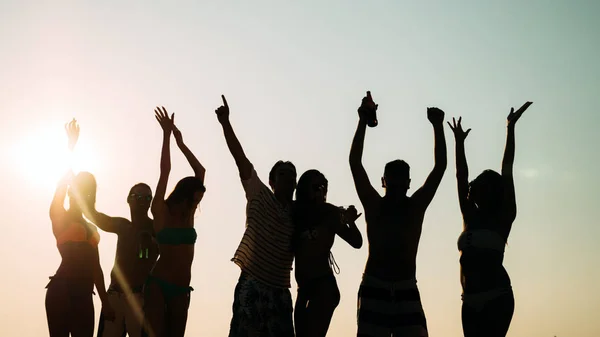 Gruppo Persone Che Ballano Alla Festa Estiva Spiaggia — Foto Stock