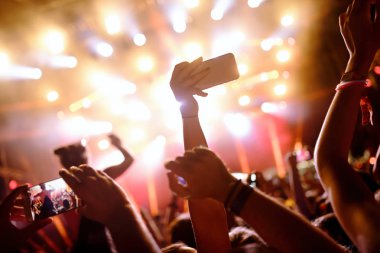 Müzik Festivali'nde zevk mutlu dans kalabalık portresi