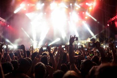 Müzik Festivali'nde zevk mutlu dans kalabalık portresi