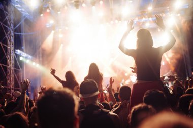 Müzik Festivali'nde zevk mutlu dans kalabalık portresi