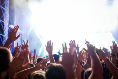 Müzik Festivali'nde zevk mutlu dans kalabalık portresi