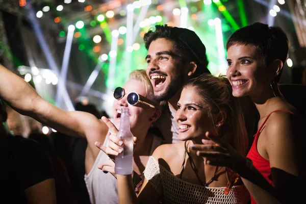 Gelukkige Jonge Vrienden Hebben Plezier Muziekfestival — Stockfoto