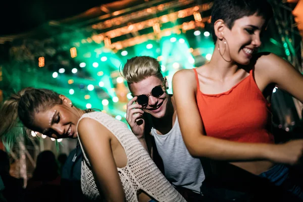 Feliz Joven Amigos Divirtiéndose Festival Música — Foto de Stock