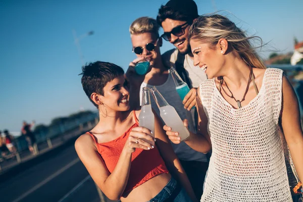 Grupo Jóvenes Amigos Urbanos Divirtiéndose Juntos — Foto de Stock