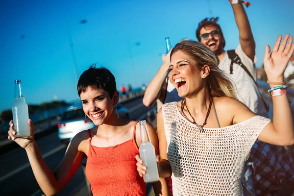 Grupo Jóvenes Amigos Urbanos Divirtiéndose Juntos — Foto de Stock