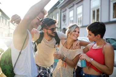 Grup genç kentsel arkadaşıyla birlikte eğleniyor