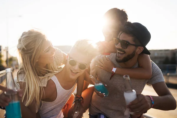 Grupo Jóvenes Amigos Urbanos Divirtiéndose Juntos —  Fotos de Stock