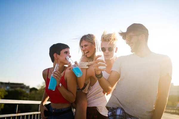 Grupo Jóvenes Amigos Urbanos Divirtiéndose Juntos — Foto de Stock