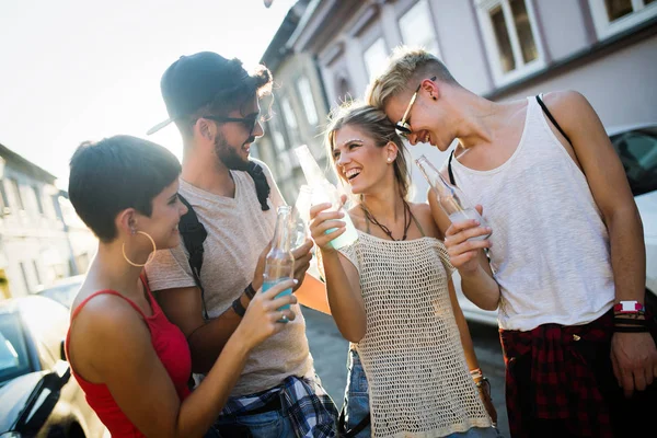 Grupp Unga Urbana Vänner Att Roligt Tillsammans — Stockfoto