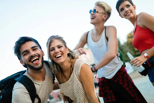 Jovens Amigos Felizes Divertindo Festival Música — Fotografia de Stock