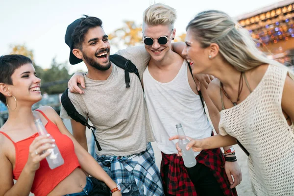 Glückliche Junge Freunde Haben Spaß Beim Musikfestival — Stockfoto