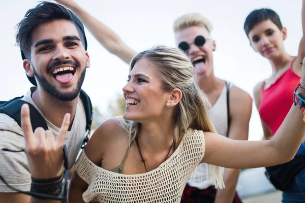 Feliz Joven Amigos Divirtiéndose Festival Música — Foto de Stock