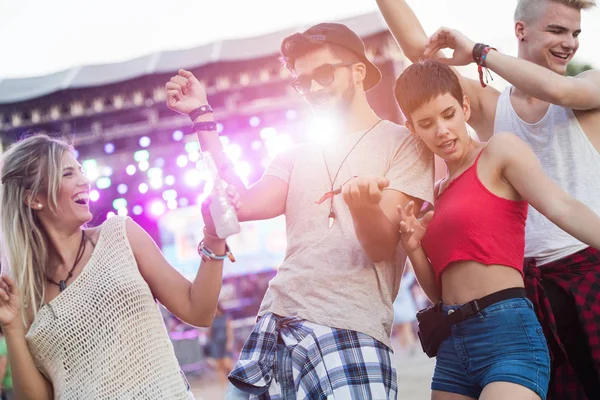 Feliz Joven Amigos Divirtiéndose Festival Música — Foto de Stock