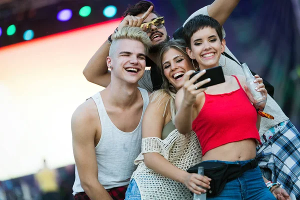 Happy Young Friends Having Fun Music Festival — Stock Photo, Image