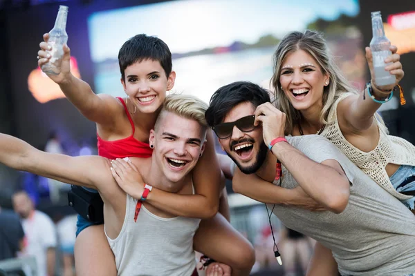 Feliz Joven Amigos Divirtiéndose Festival Música — Foto de Stock