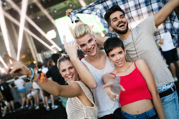 Happy Young Friends Having Fun Music Festival — Stock Photo, Image